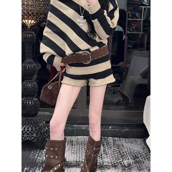 巨好看的韩系早秋ootd穿搭一整套撞色条纹斜肩毛衣短裤子两件套装