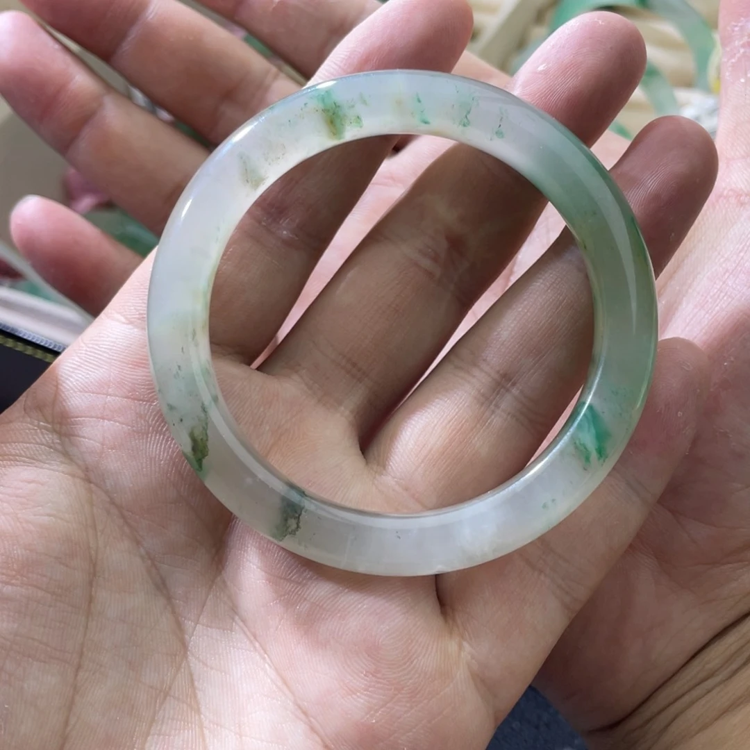 心***在石英质玉（非洲翠）手镯未镶嵌