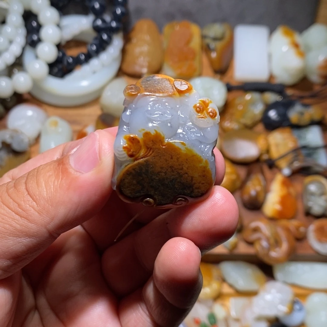 和田玉颈饰未镶嵌韦**尊