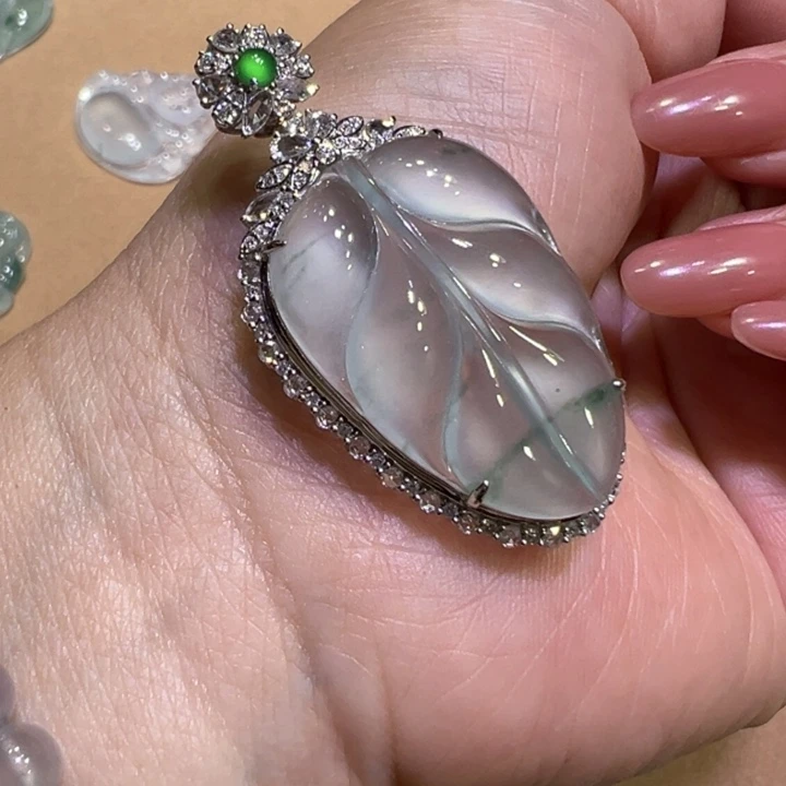 翡翠18K金镶嵌颈饰大叶有成