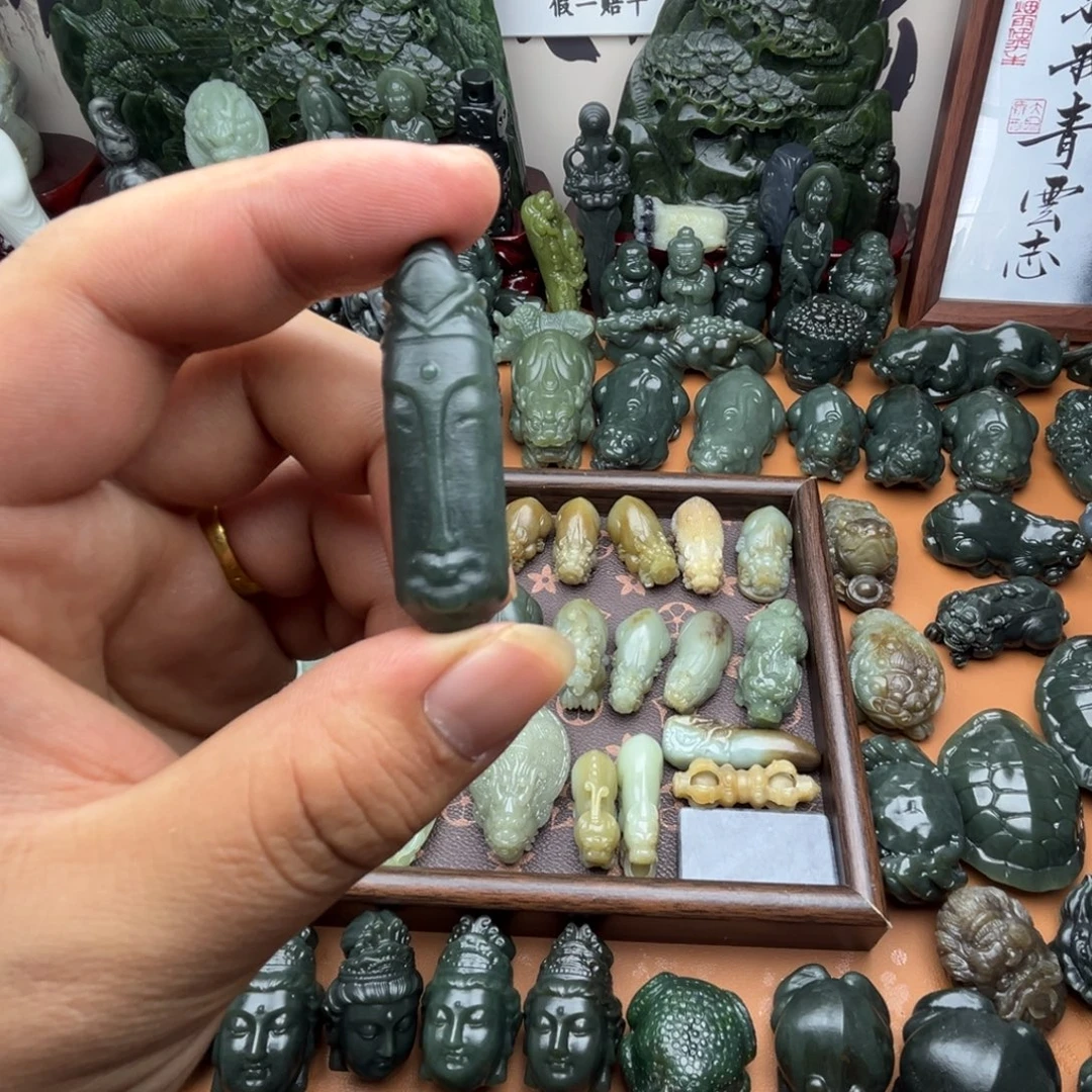 和田玉未镶嵌把件