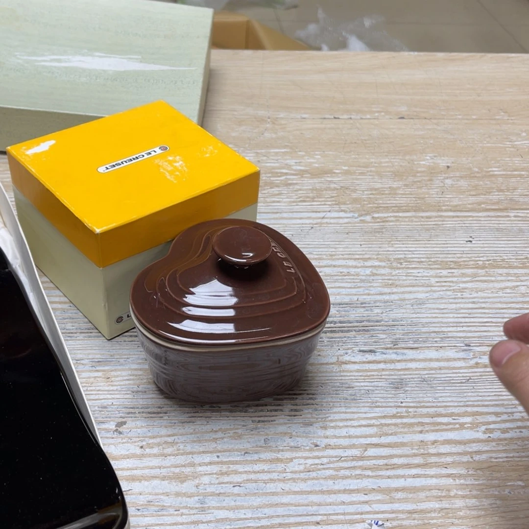 瓷片天**语密密麻麻地排列着一个