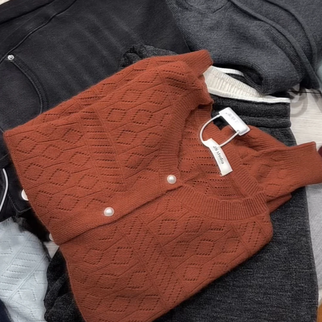 米蓝家名殿！巨好看～显白枫叶红驼绒珍珠扣开衫毛衣外套018