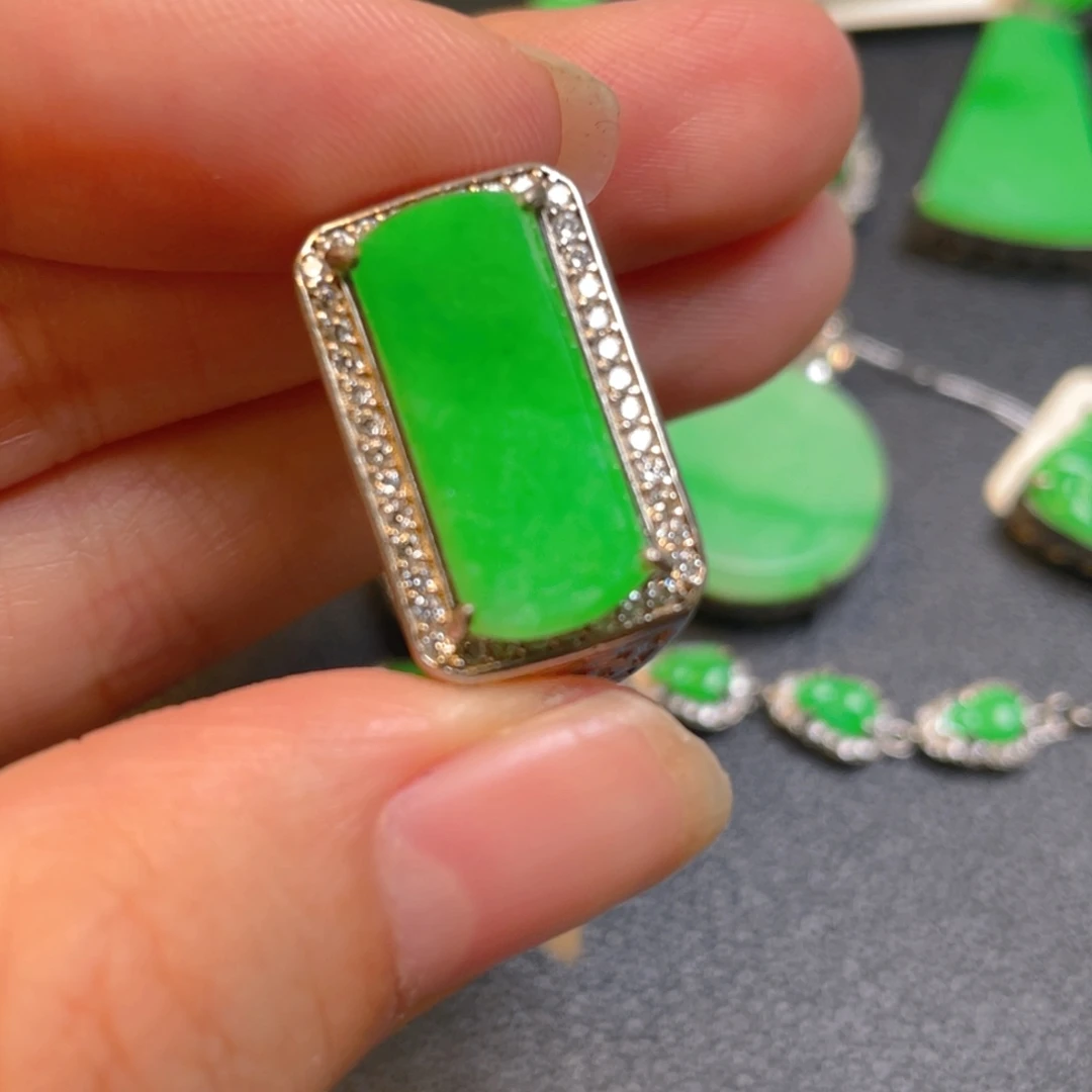 颈饰银S925镶嵌翡翠戒指