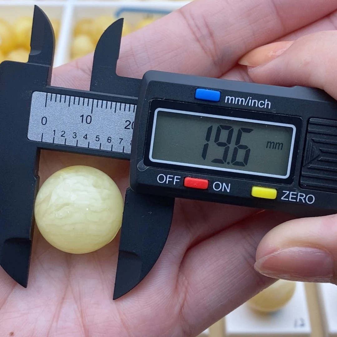 R****未镶嵌蜜蜡裸石微瑕虎皮珠子