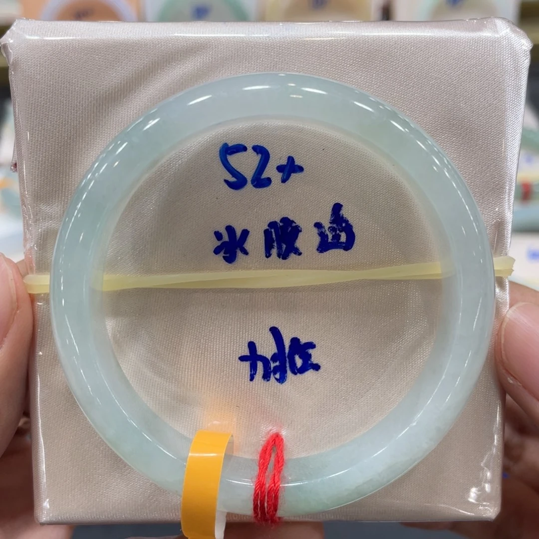 翡翠手镯未镶嵌七*?翡翠手镯