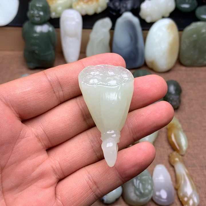 颈饰未镶嵌和田玉（糖玉）