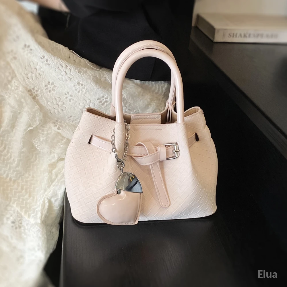 时尚爆款手提小包包女2025新款春季小众百搭水桶包超火单肩斜挎包