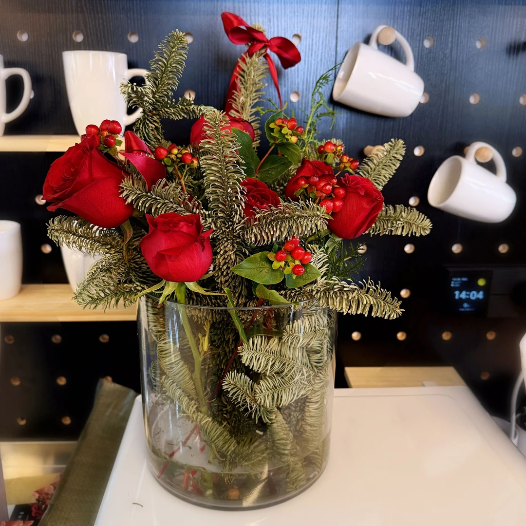 【圣诞福利】圣诞组合花（A级高原红5枝+红豆3枝+诺贝松1枝）自有基地智慧温室山东次日达两单顺丰包邮同城