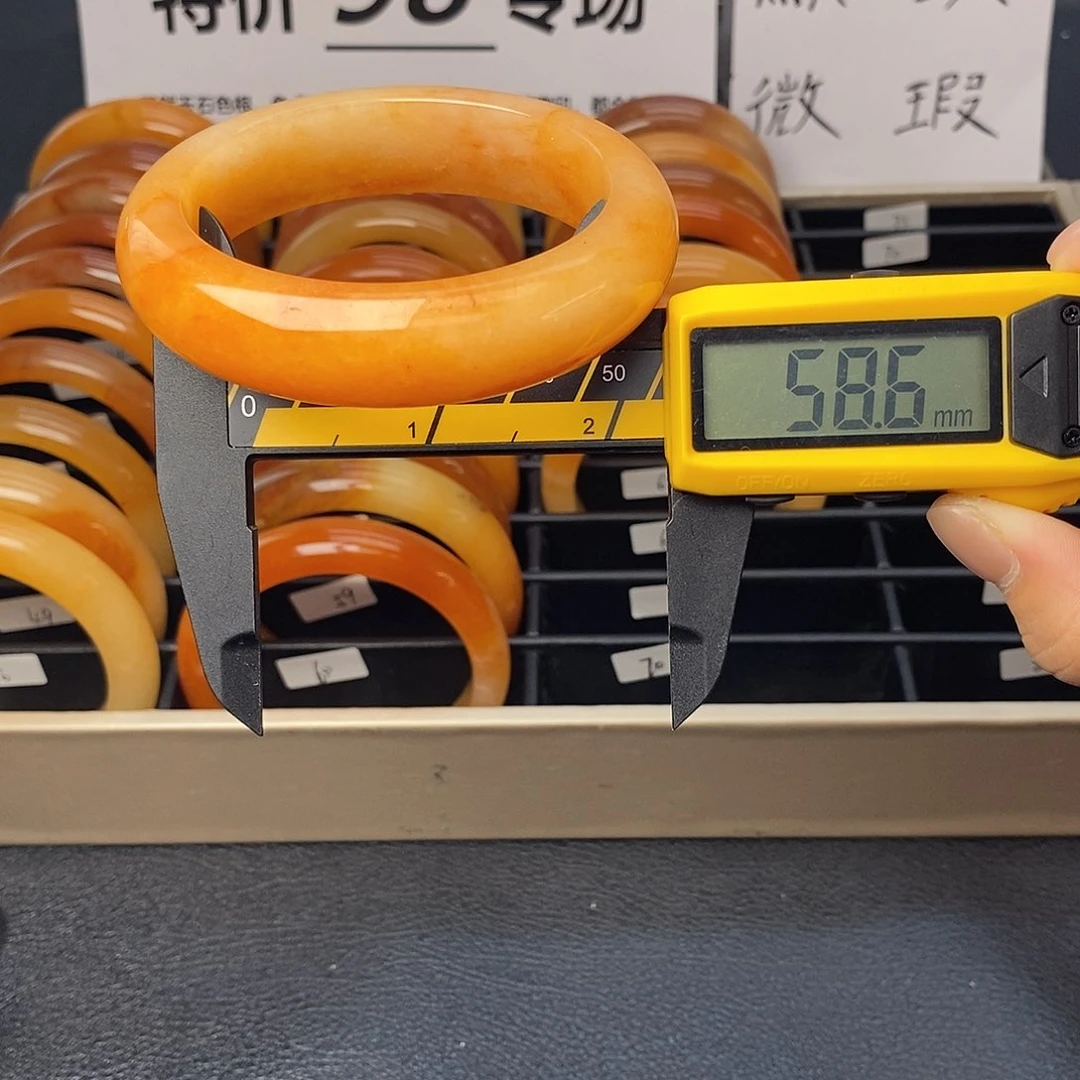 未镶嵌石英质玉（黄龙玉）手镯68号