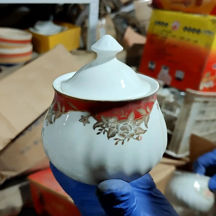 摆件盘子碗茶壶啥都有
