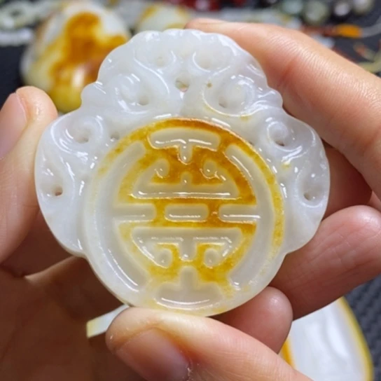 和田玉颈饰未镶嵌波*