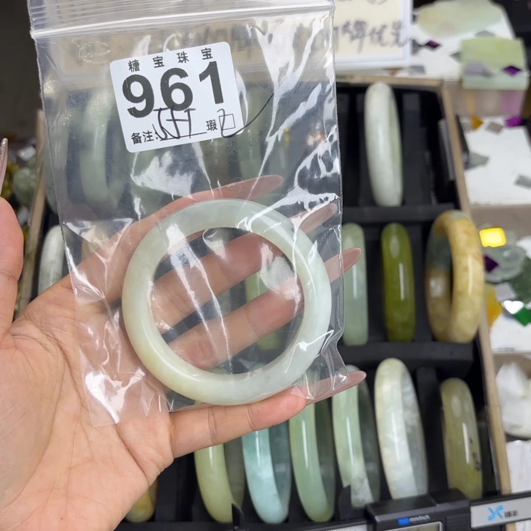 未镶嵌蛇纹石玉手镯不*张