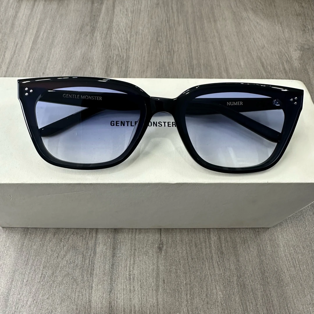 全新未使用 GUESS NUMER 渐变深蓝墨镜 全新 有盒