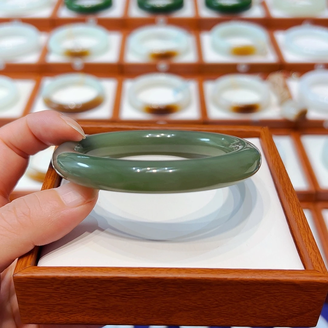 和田玉未镶嵌手镯