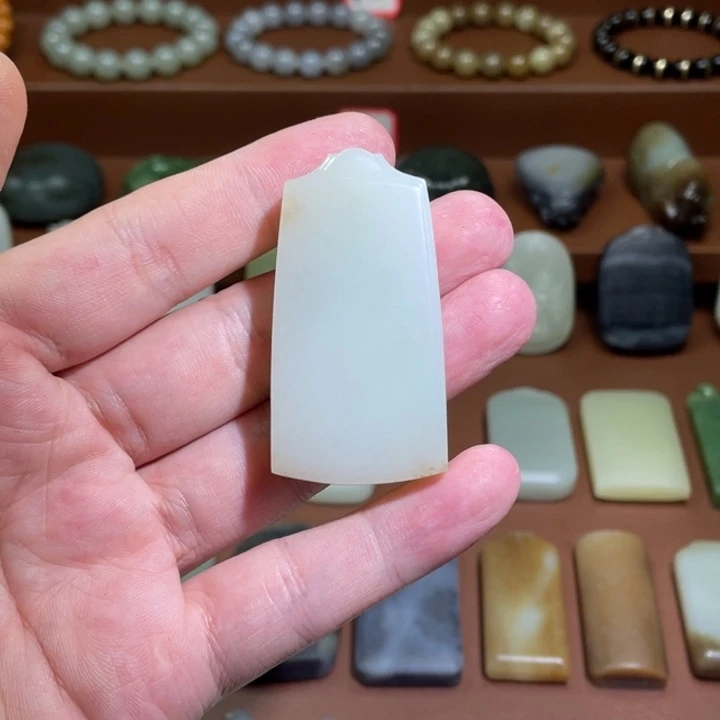 徐***钱和田玉未镶嵌颈饰