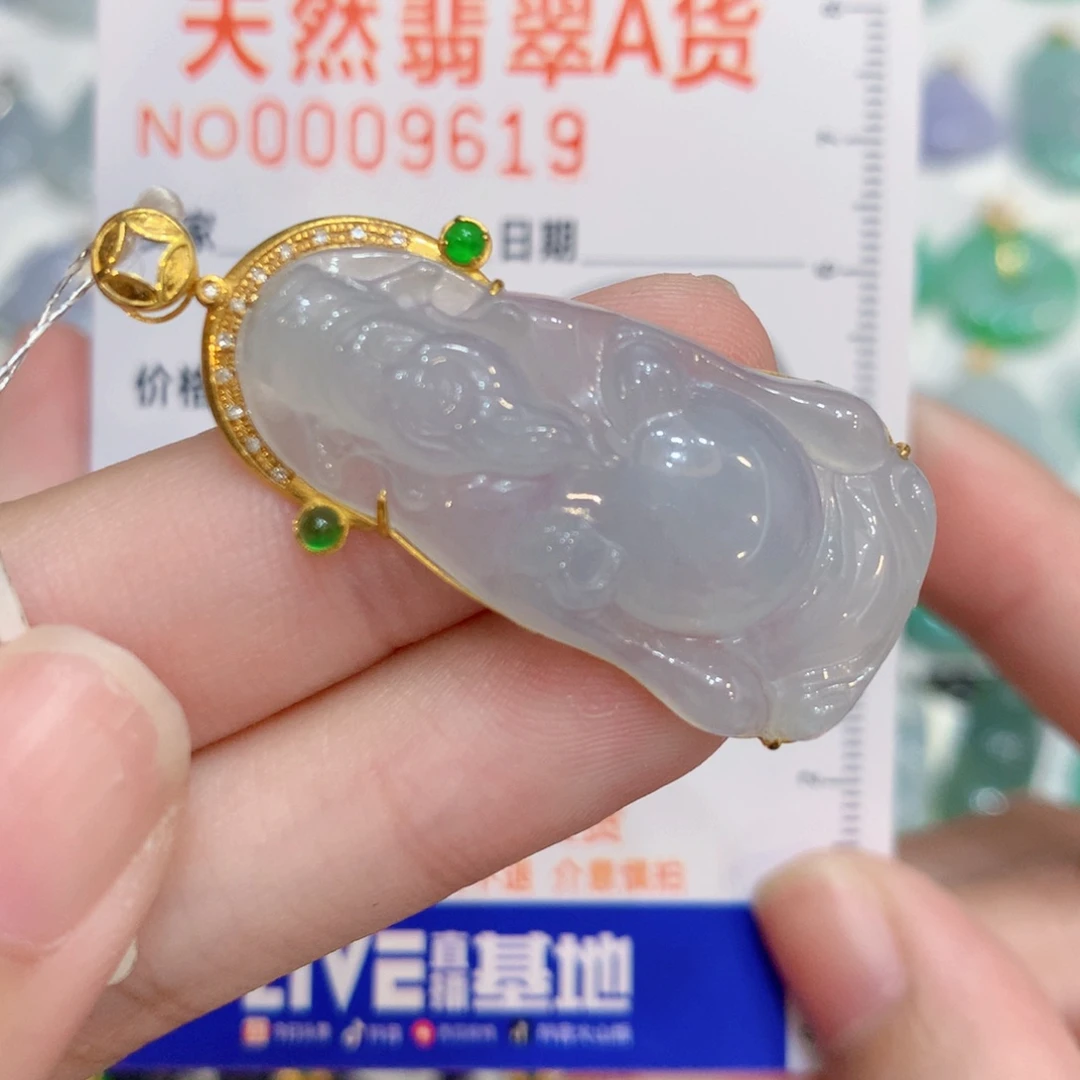 翡翠18K金镶嵌颈饰财神