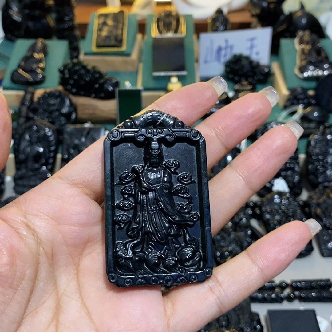 郑***金蛇纹石玉未镶嵌颈饰