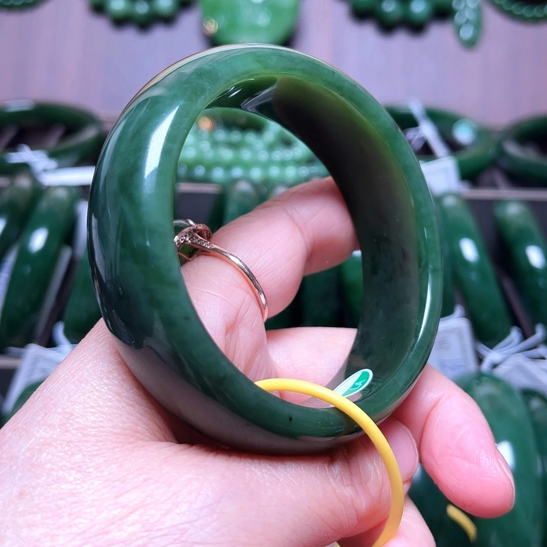 和田玉（碧玉）未镶嵌手镯