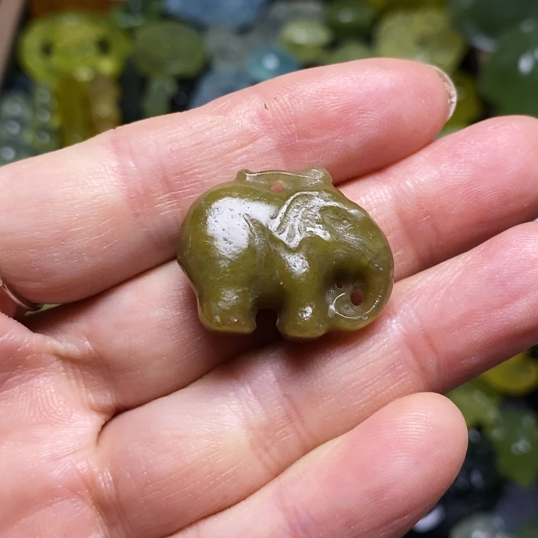 蛇纹石玉未镶嵌颈饰