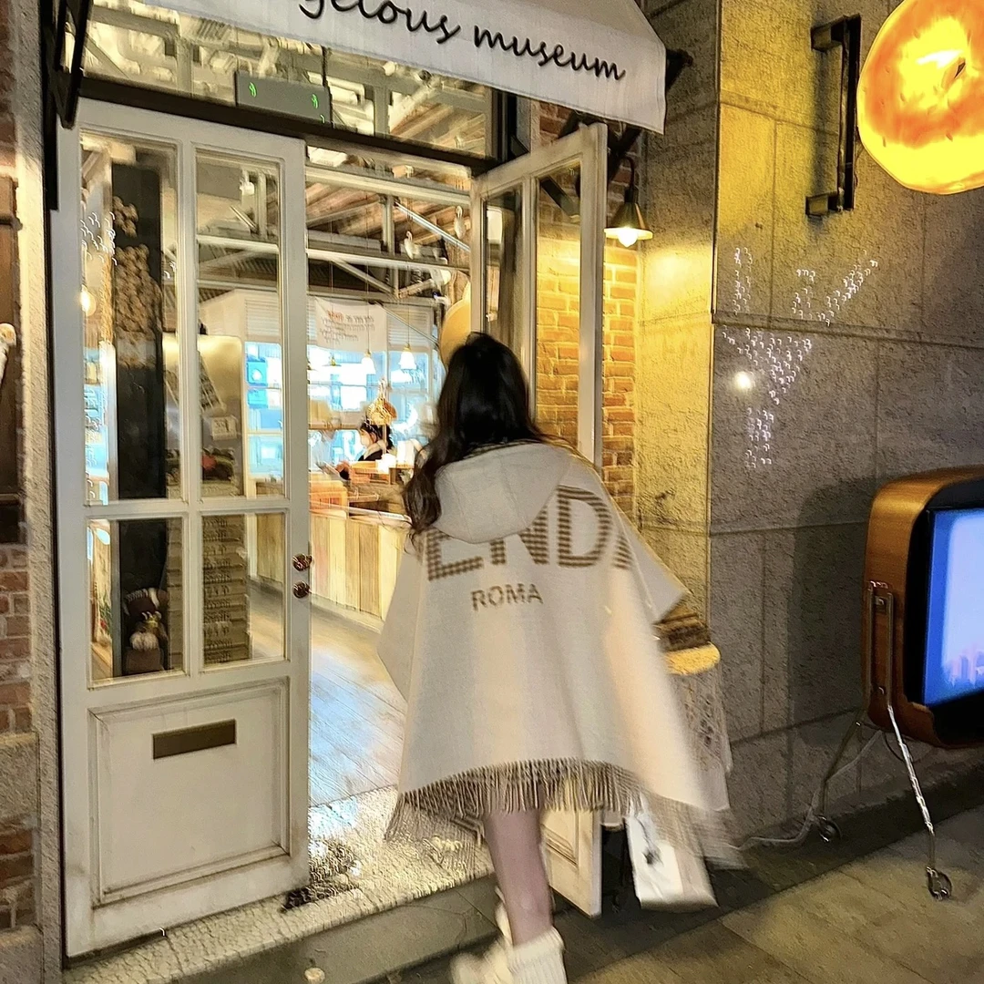 95新 芬迪 安洁利严选/YK0120241 斗篷/披肩
