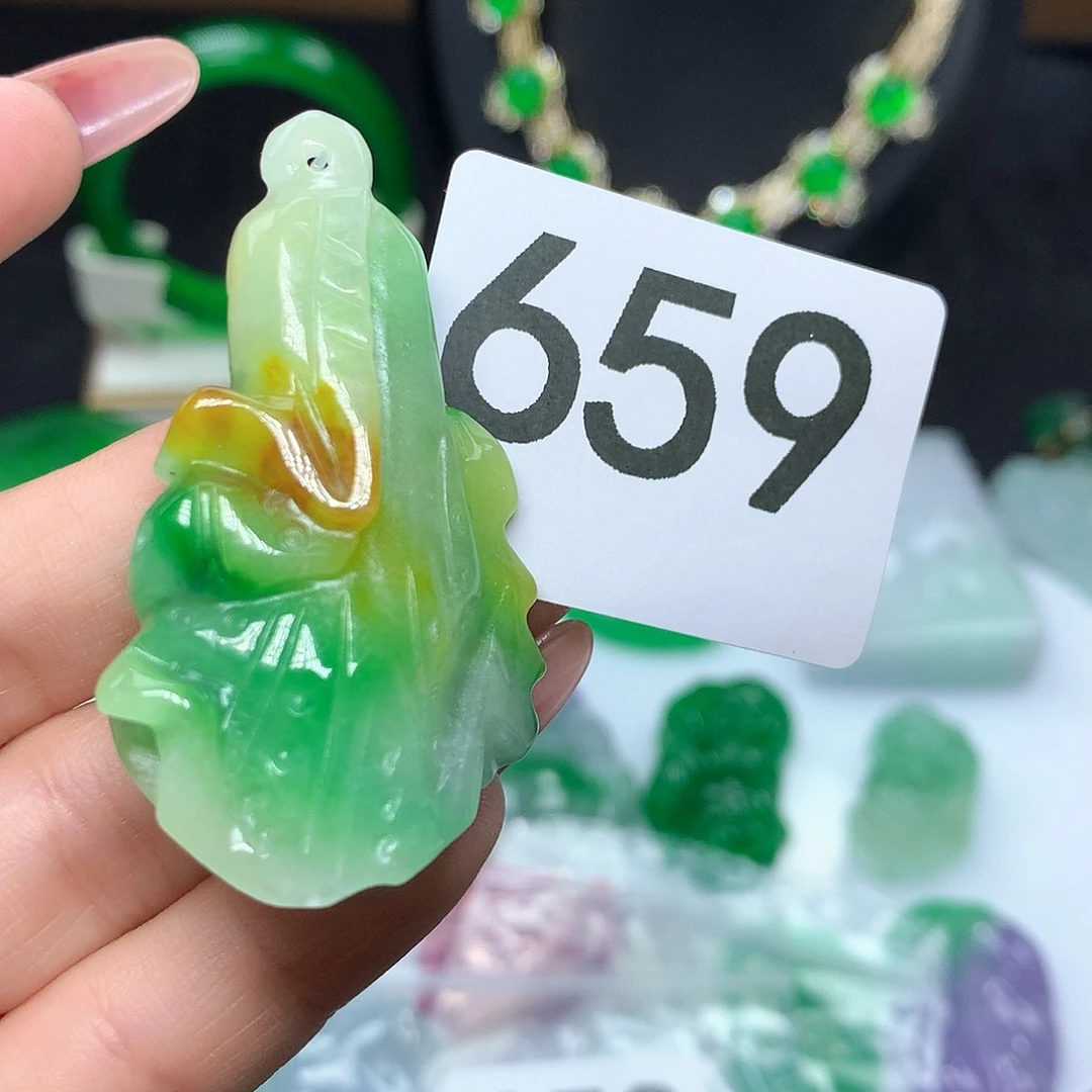 翡翠吊坠(赠链)未镶嵌