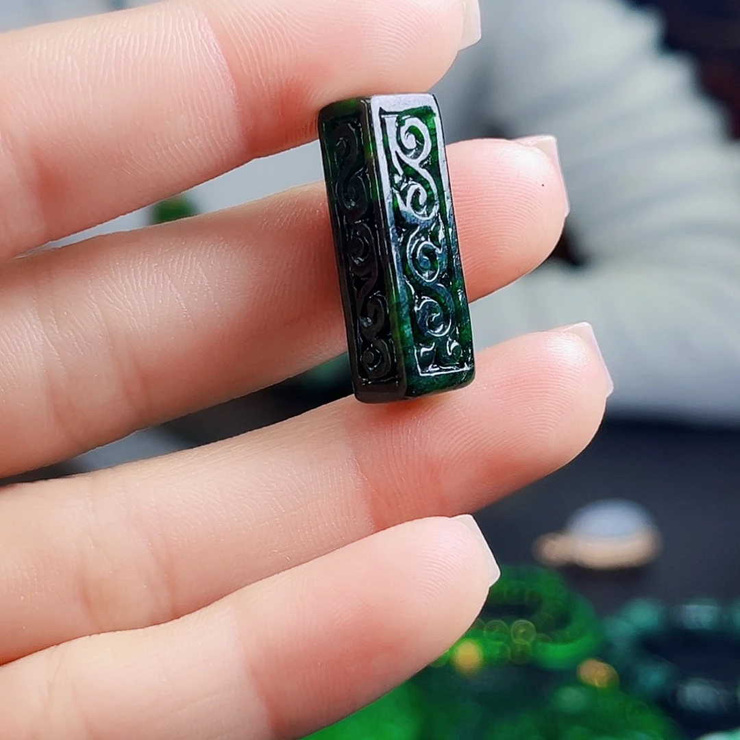 颈饰未镶嵌翡翠多样性