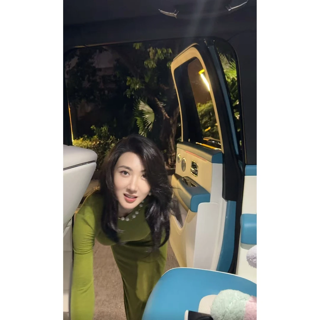 2509102【壁虎姐】GECKO新款 绿色薄款圆领长袖优雅气质连衣裙