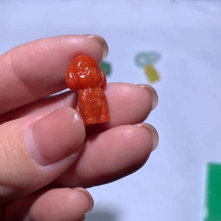 翡翠未镶嵌颈饰狗