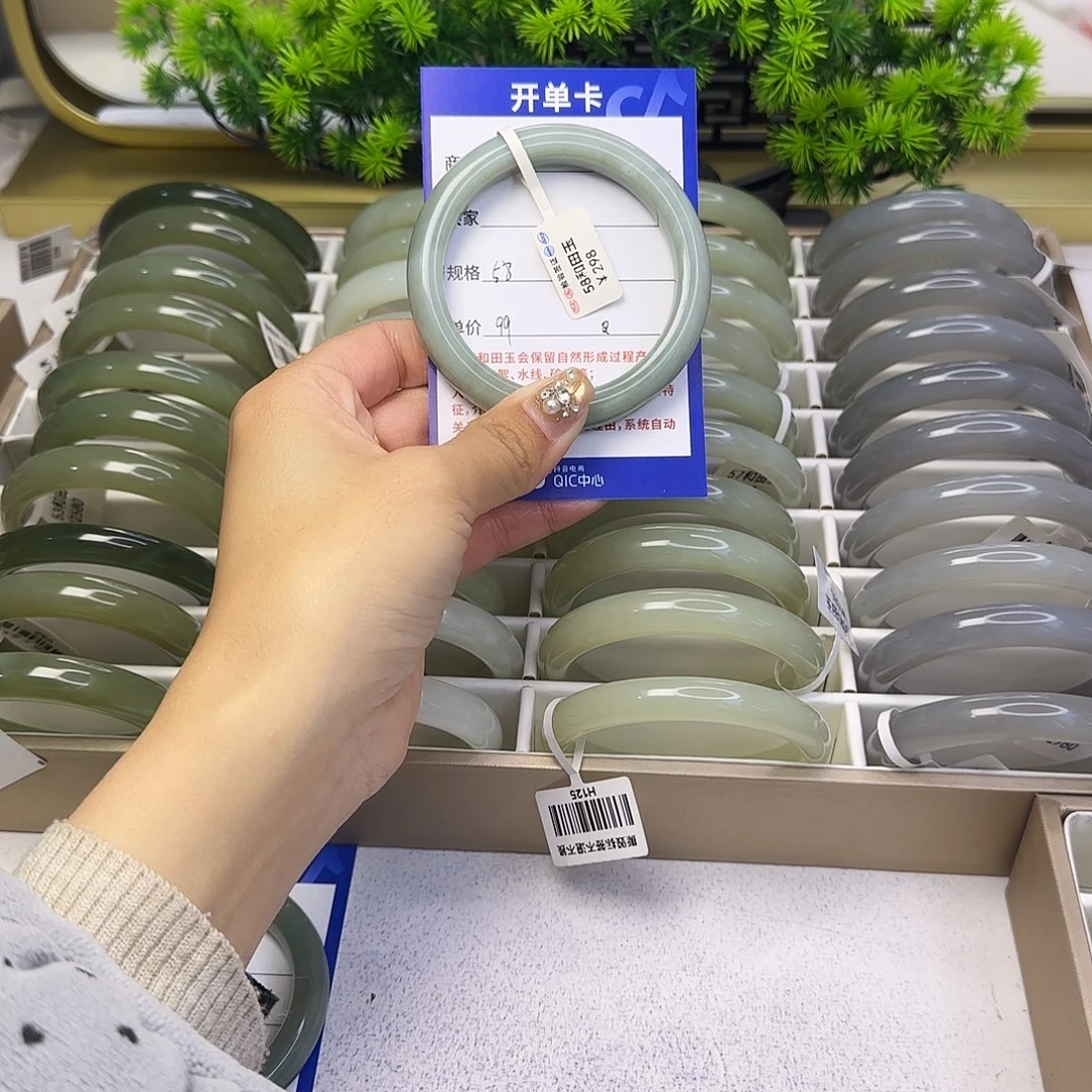 和田玉未镶嵌手镯