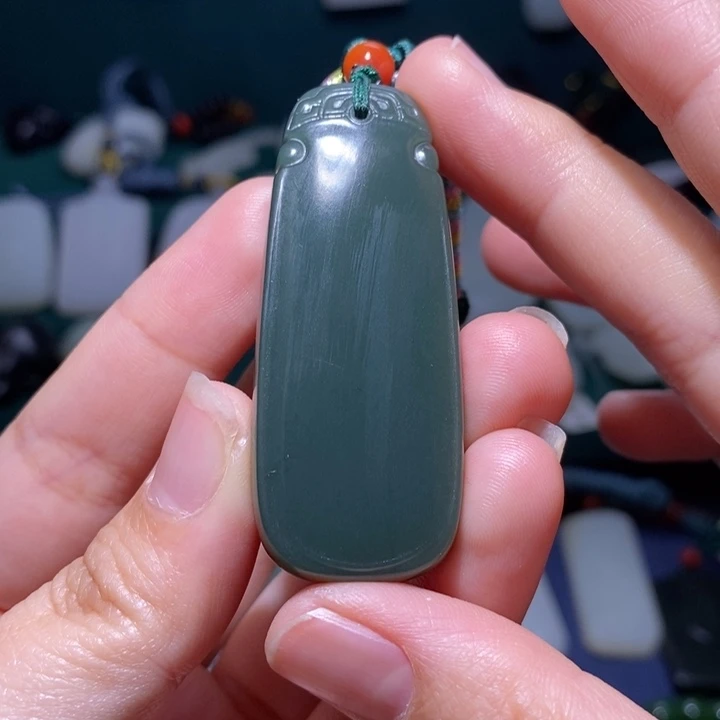 和田玉颈饰未镶嵌人淡如菊玉牌