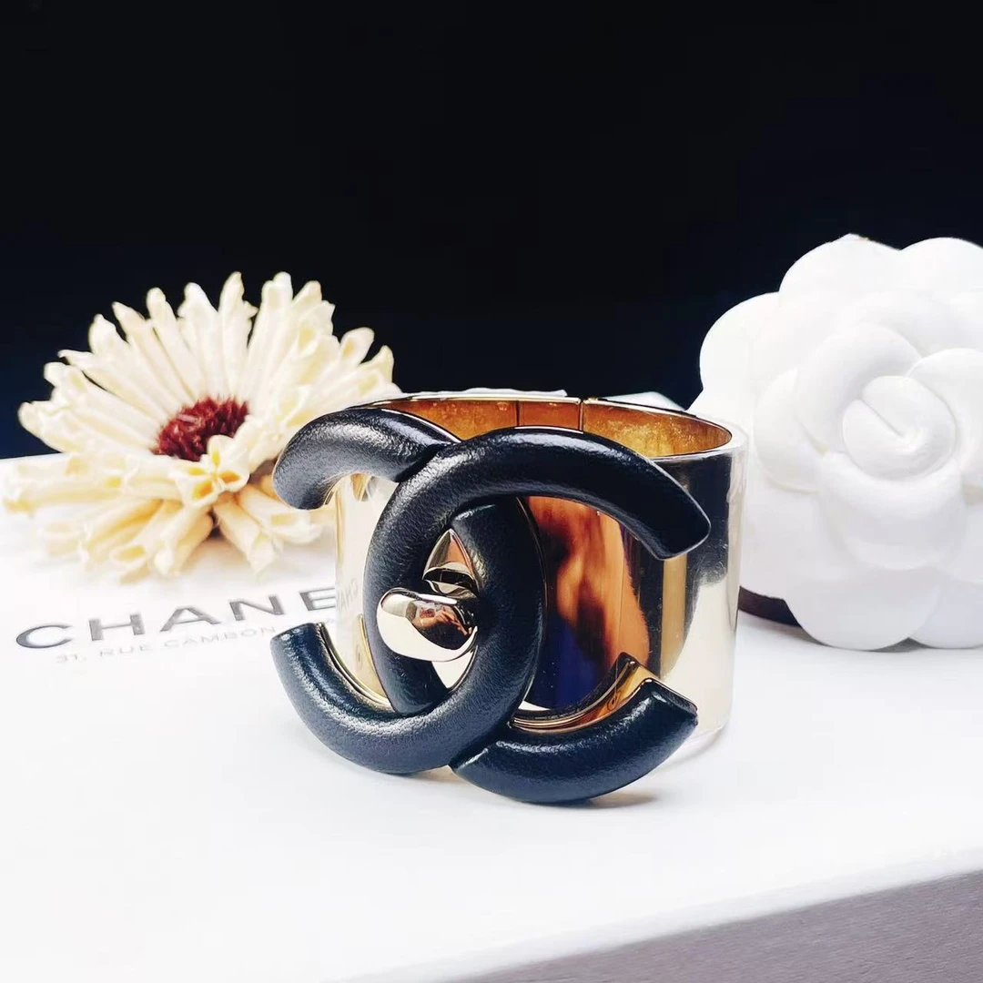 95新 Chanel/香奈儿 柚礼中古/香奈儿皮穿书包扣宽版手镯lz510141
