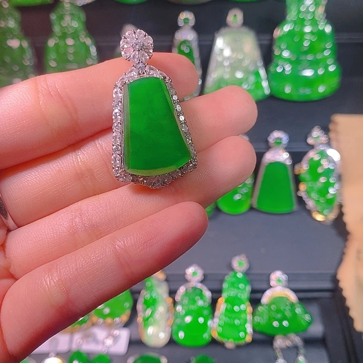 翡翠未镶嵌颈饰是