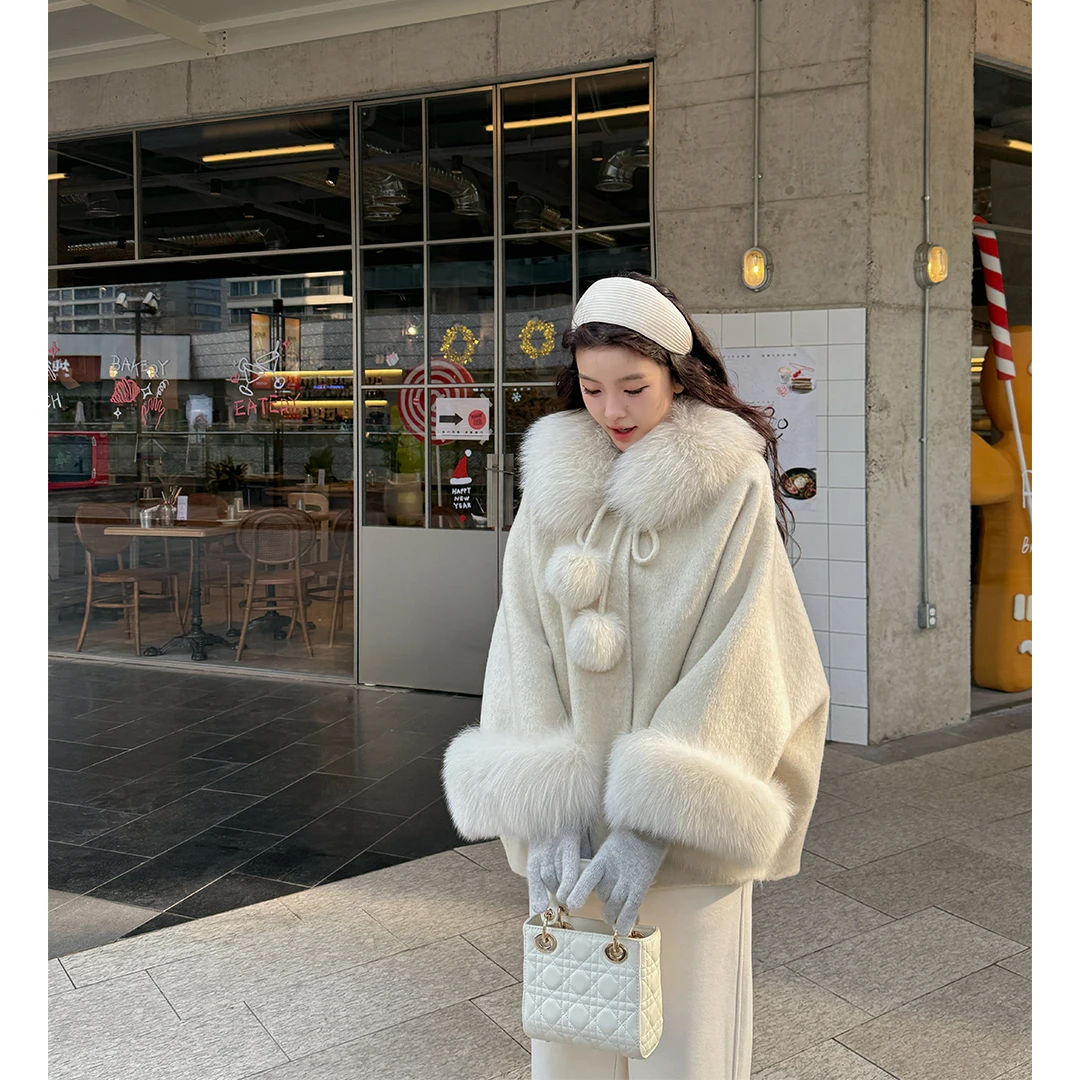 黛西初雪狐狸毛领袖口毛毛球双面呢手工羊毛大衣女斗篷外套25冬季
