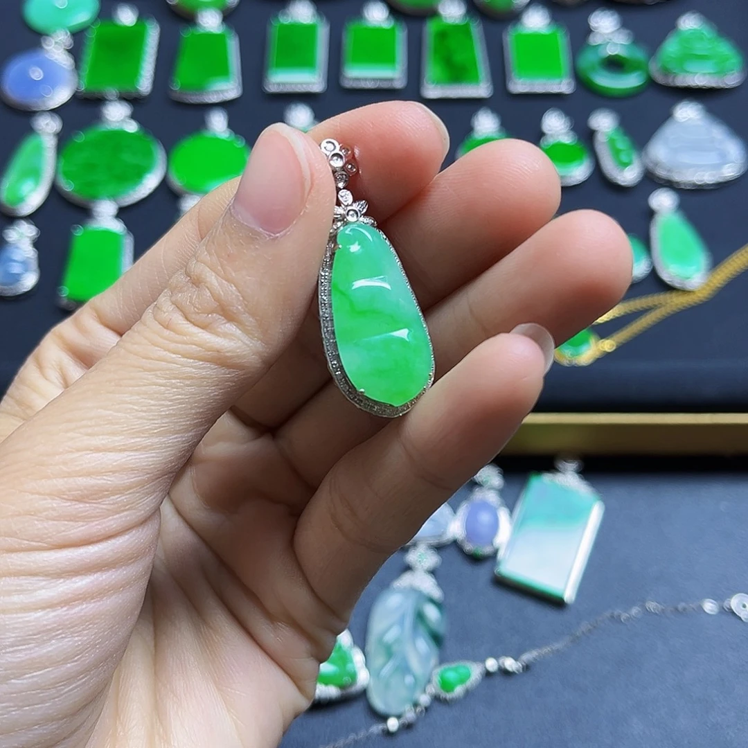 翡翠18K金镶嵌颈饰