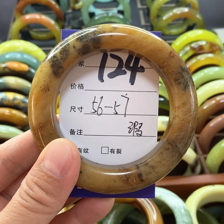 蛇纹石玉手镯未镶嵌夢****?