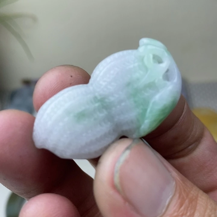 翡翠未镶嵌颈饰花生