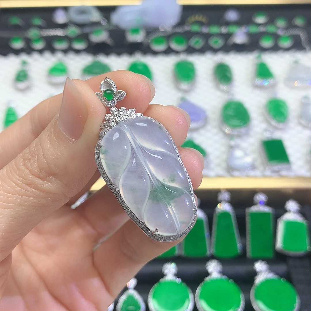 颈饰18K金镶嵌翡翠吊坠