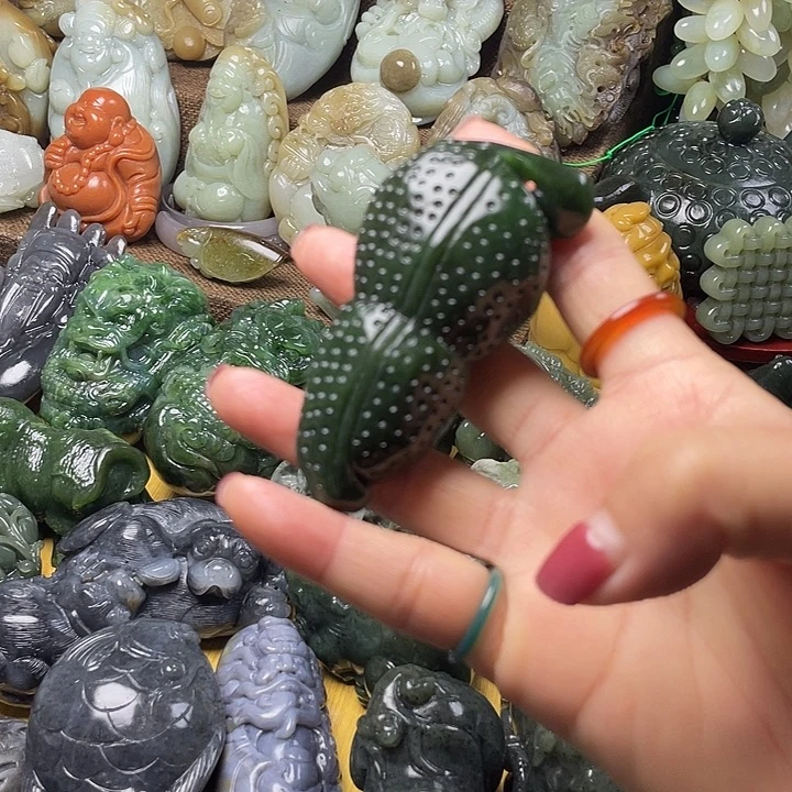 透闪石质玉未镶嵌颈饰
