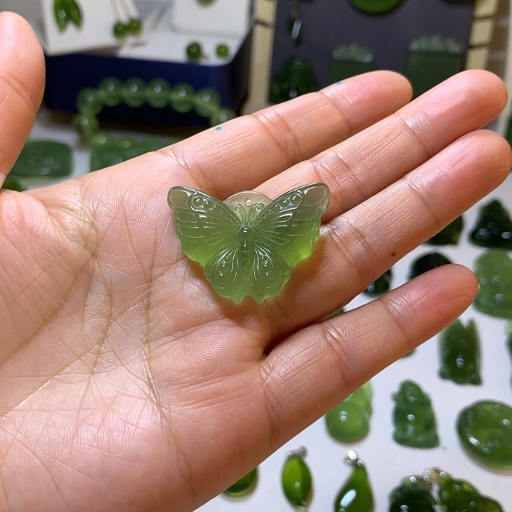 岫玉未镶嵌颈饰吊坠