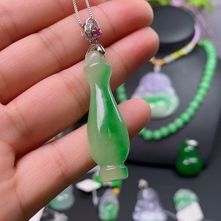 翡翠未镶嵌吊坠(赠链)
