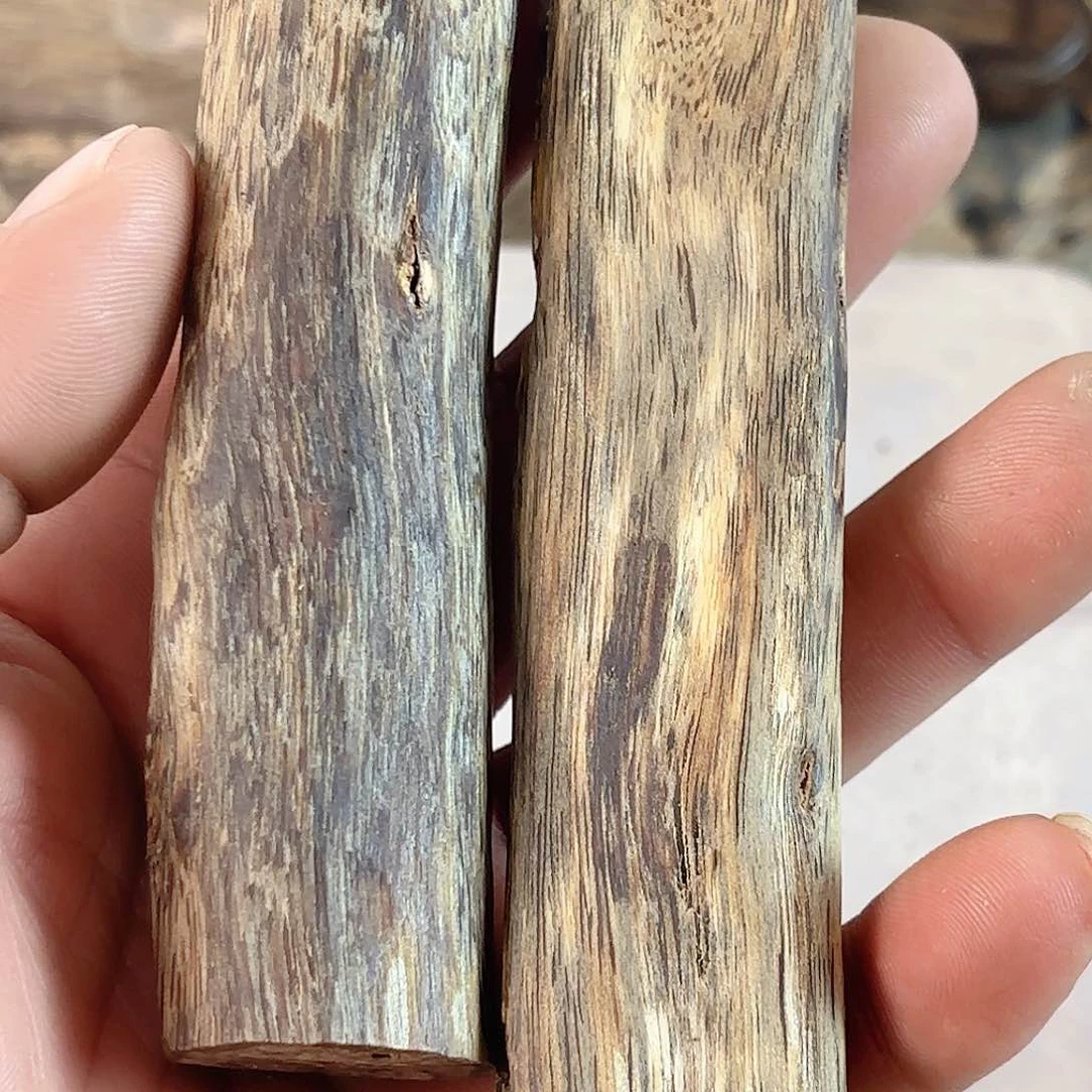 沉香吊坠虫漏手把玩