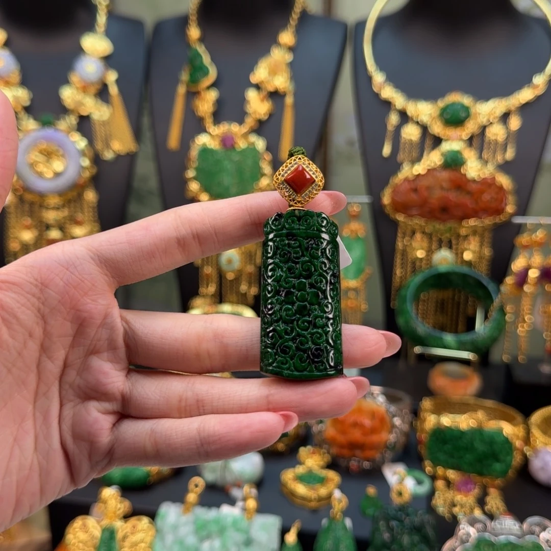 翡翠未镶嵌颈饰炸价