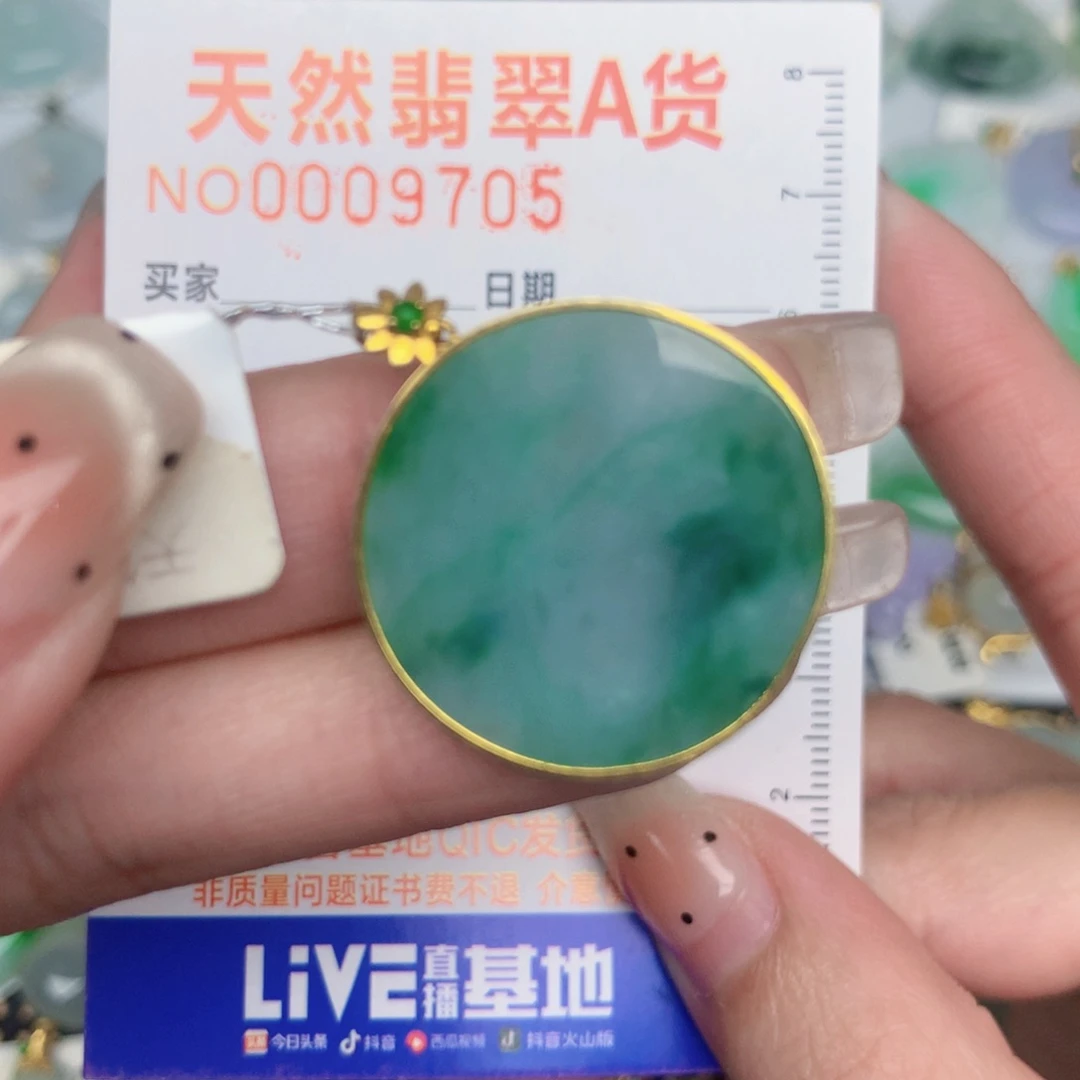 翡翠18K金镶嵌颈饰无事牌