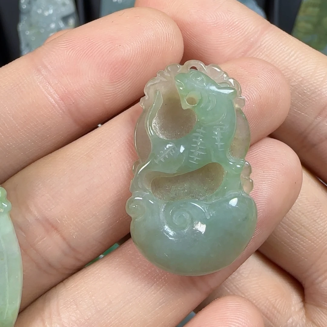 翡翠未镶嵌颈饰虎牌
