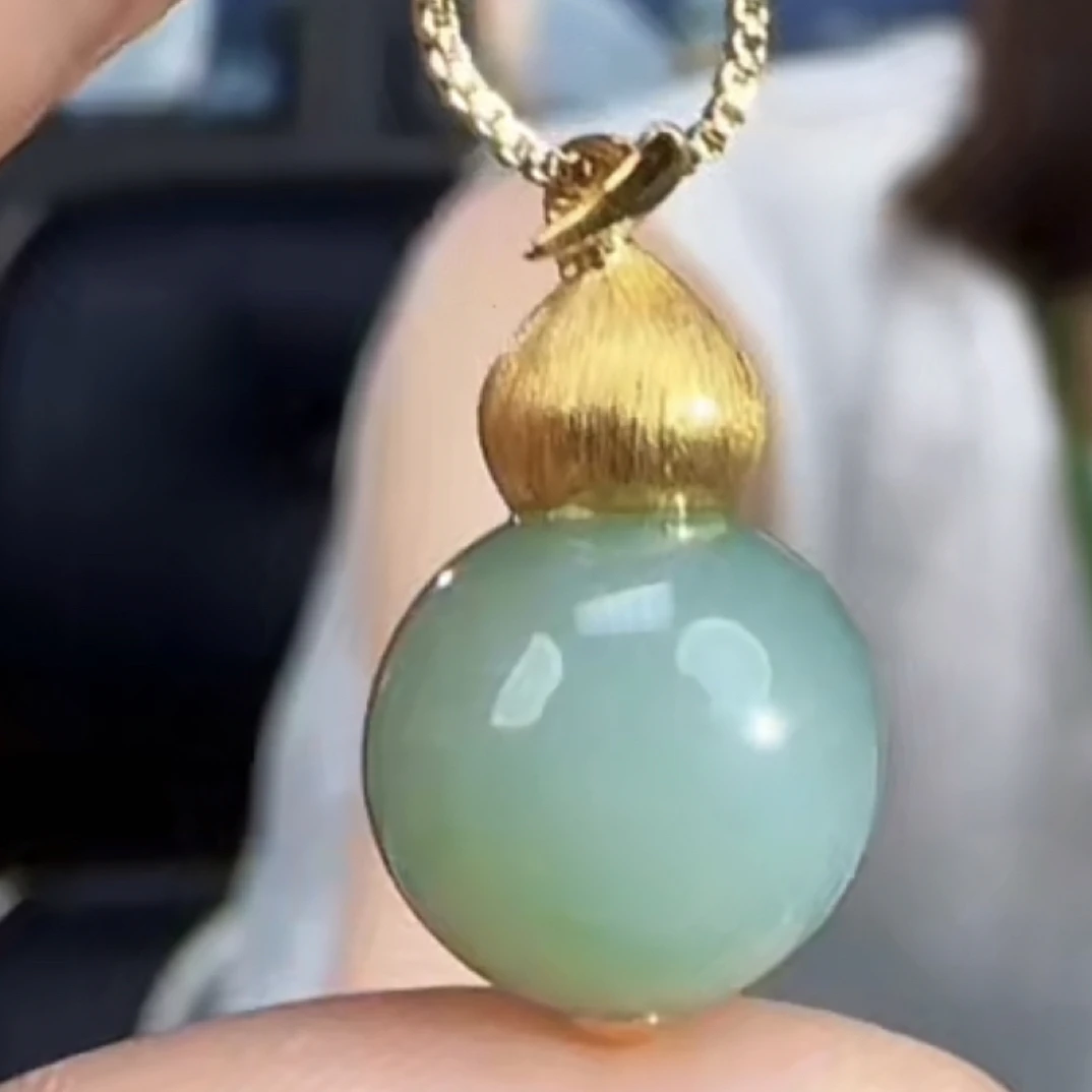 和田玉俄料粉青冰猫 设计款吊坠18k金 不含链