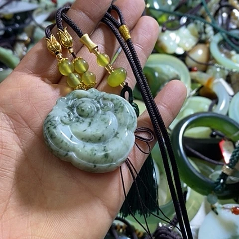透闪石-蛇纹石玉颈饰未镶嵌