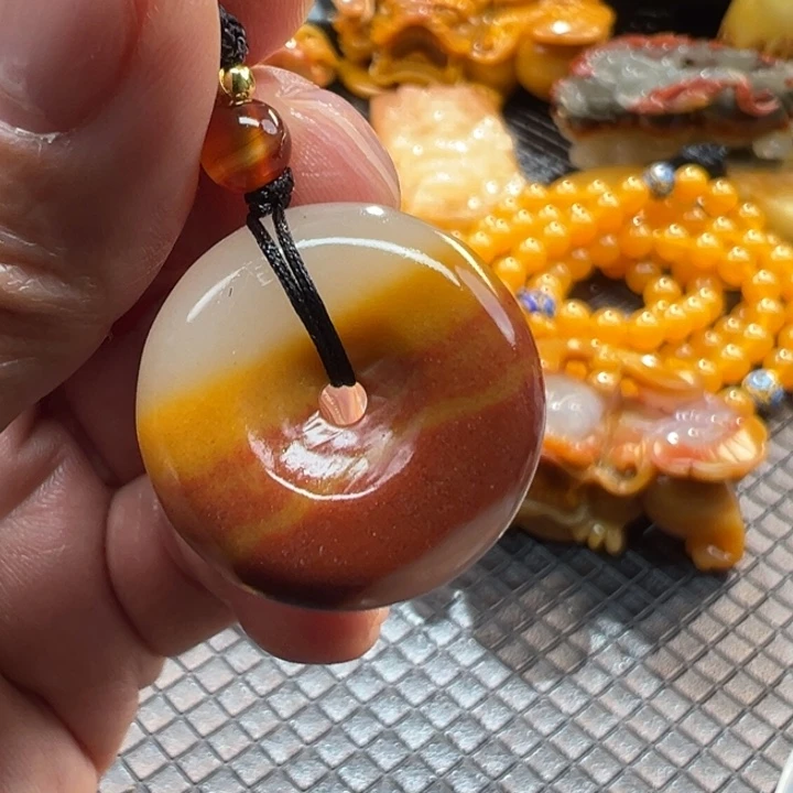 石英质玉（黄龙玉）颈饰未镶嵌