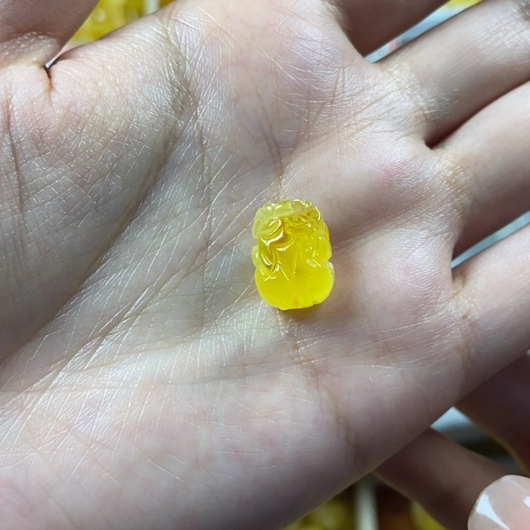 琥珀裸石未镶嵌月*@貔貅