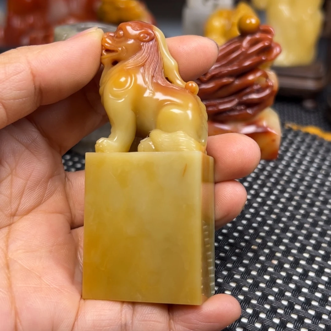 小***草寿山石印石三彩芙蓉石瑞兽印章